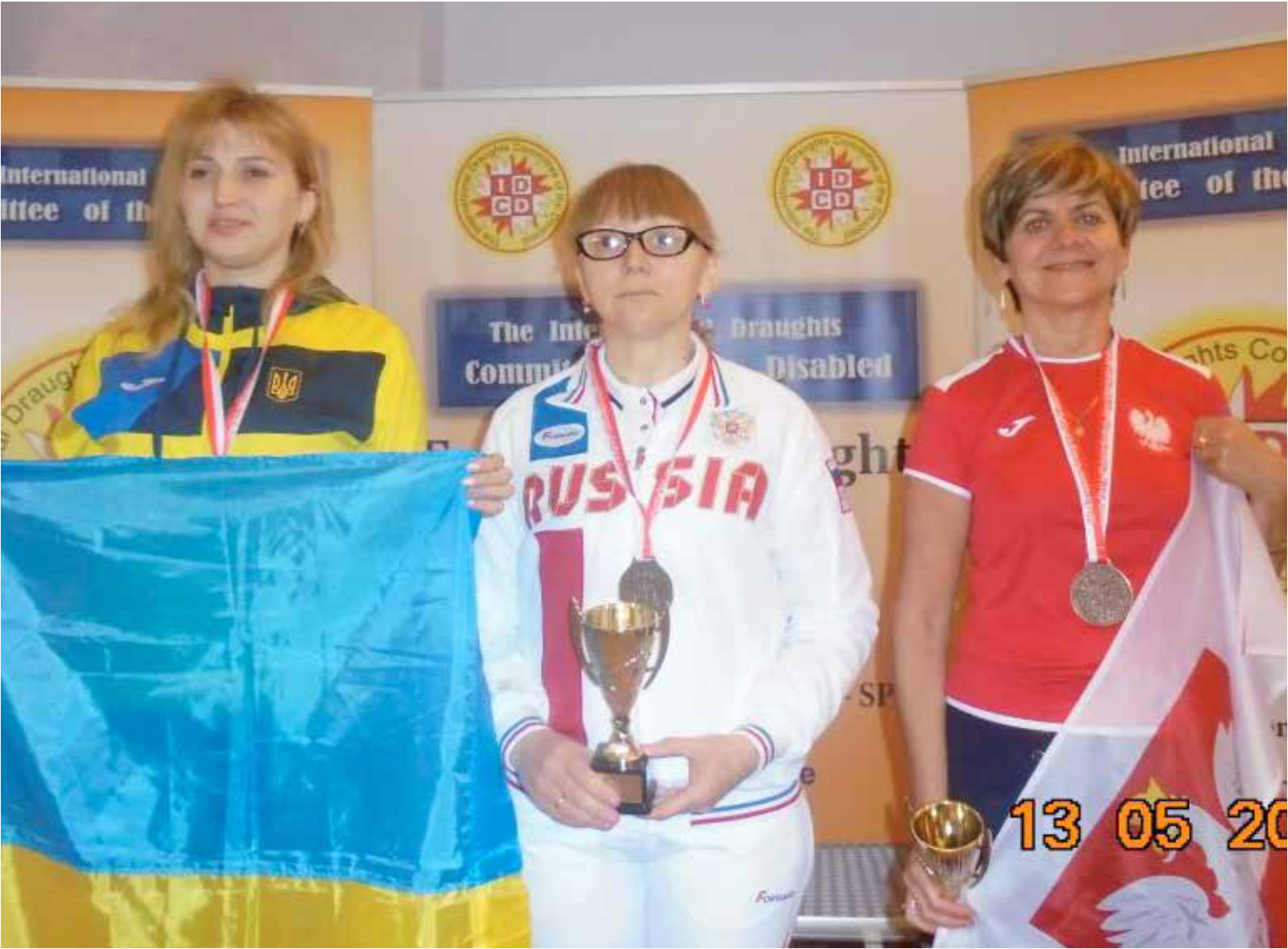Kobiety z pucharami i medalami