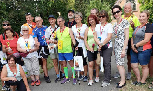 Grupa osób z medalami stojąca na powietrzu