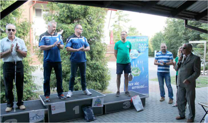 Mężczyźni stojący na podium