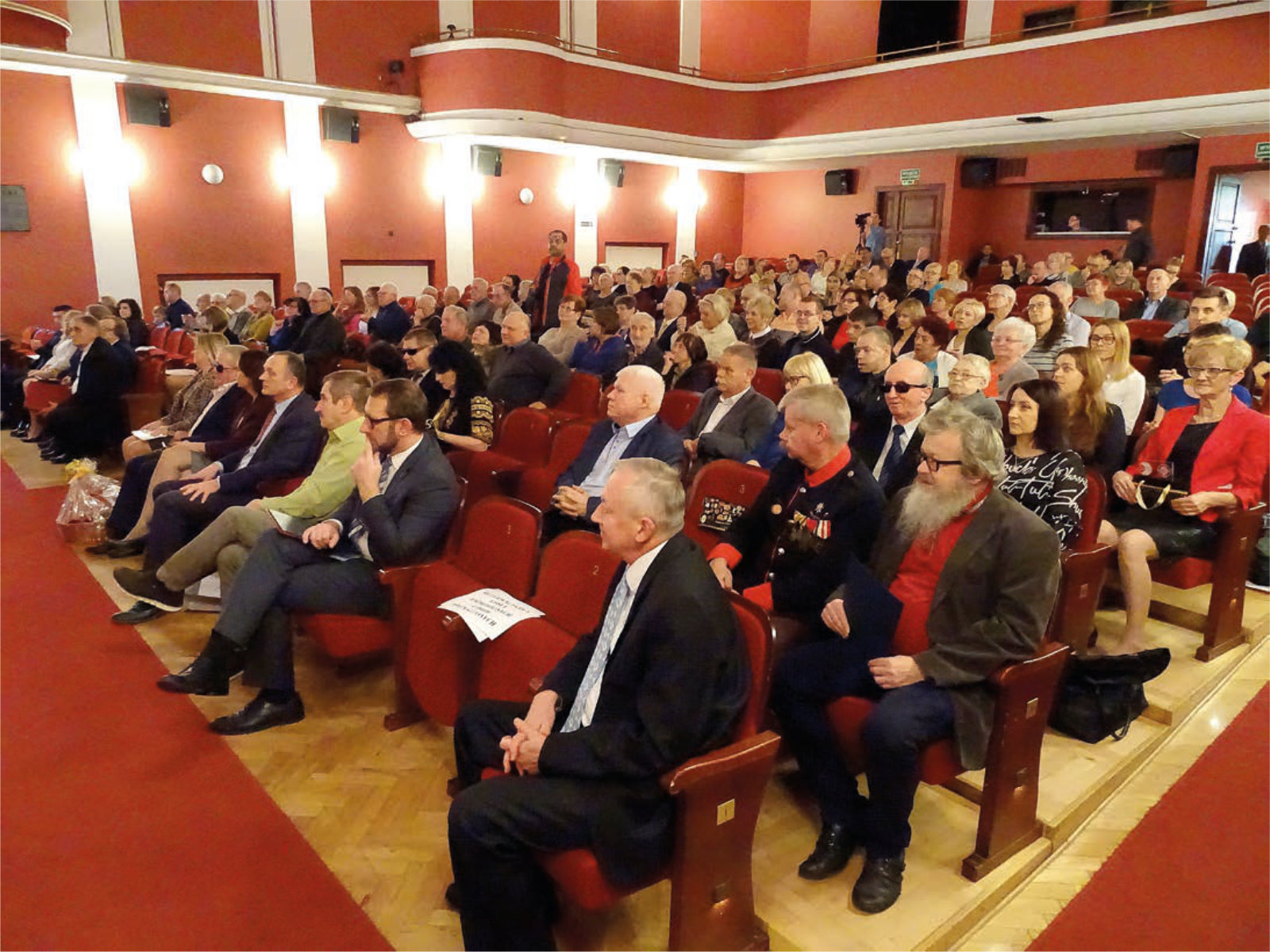 Grupa osób siedzących na spotkaniu