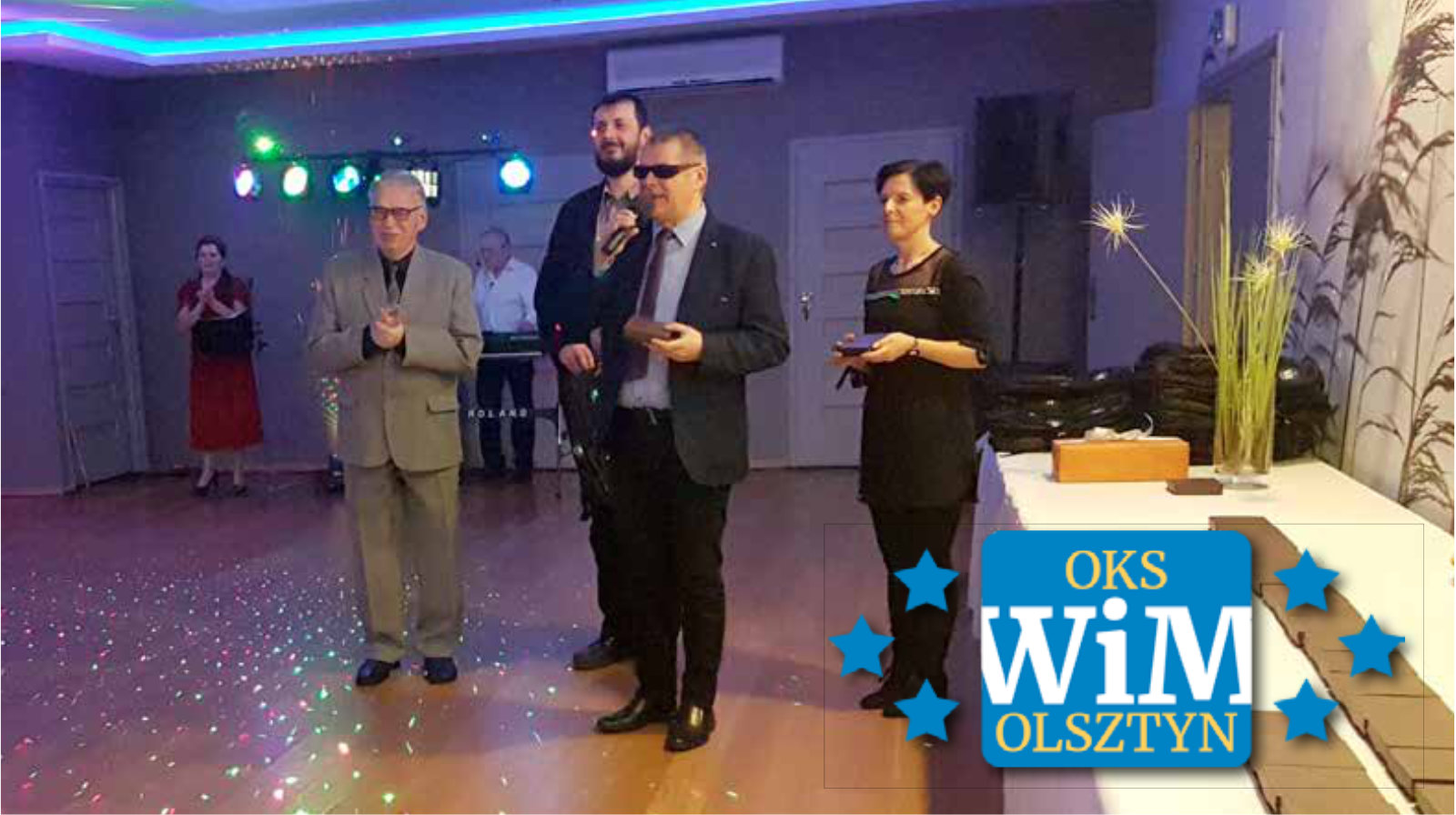 Osoba przemawiająca przez mikrofon