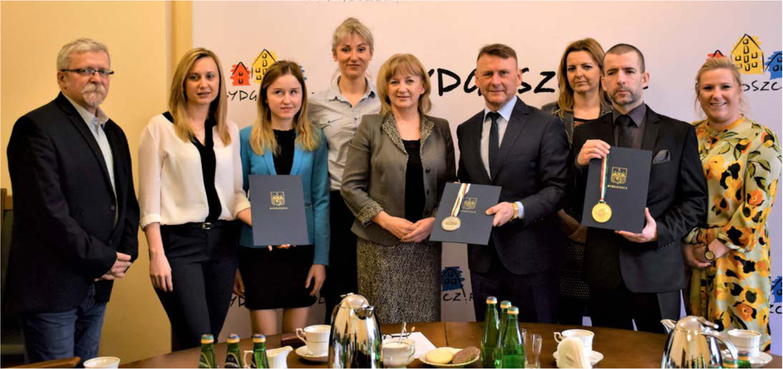 Grupa osób z medalami i dyplomami