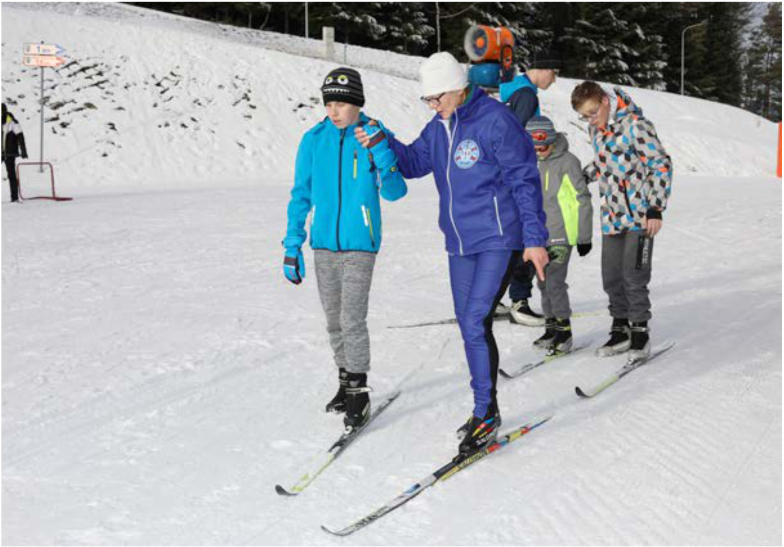 Grupa osób na nartach biegowych