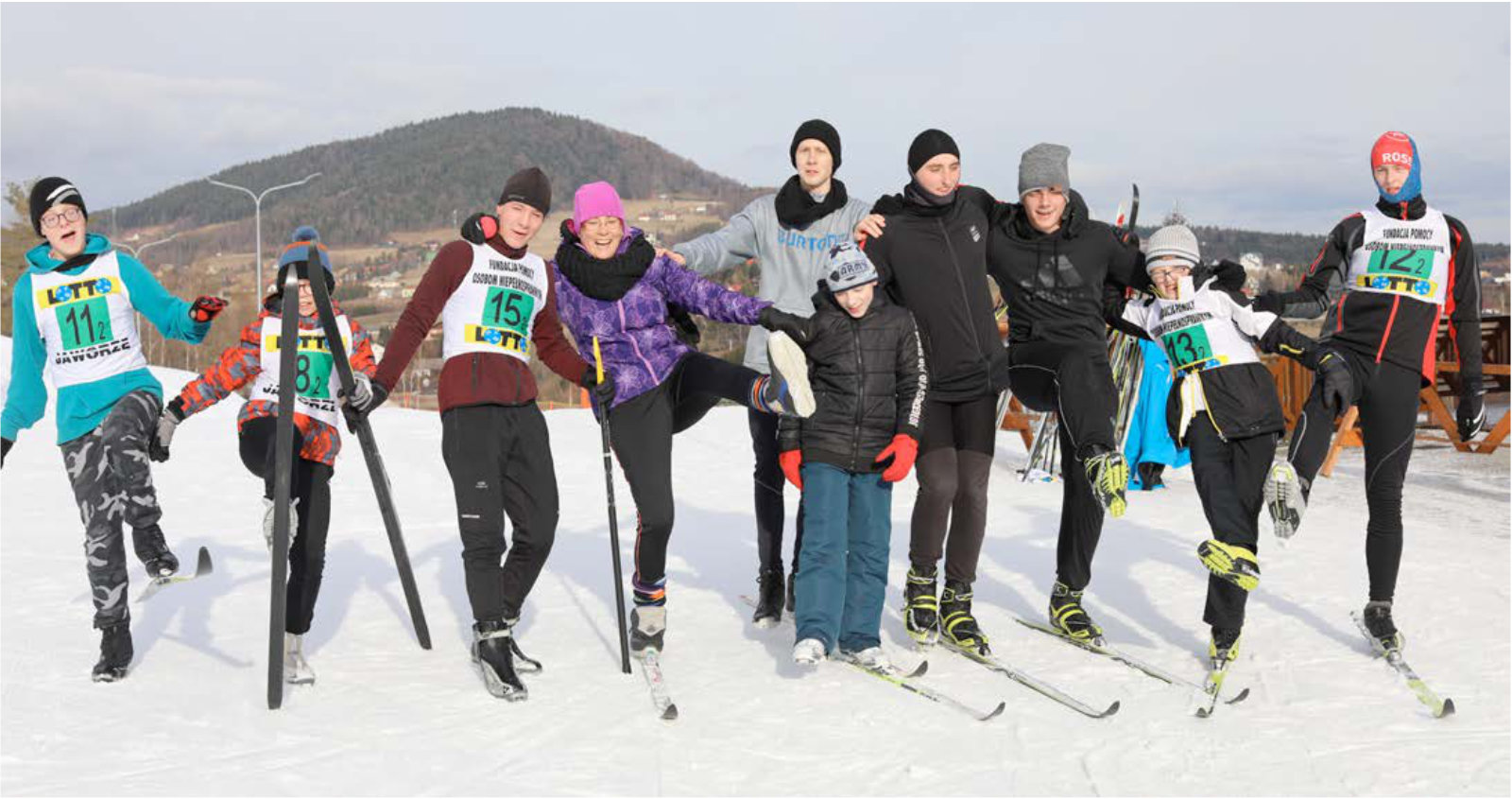 Grupa osób na nartach