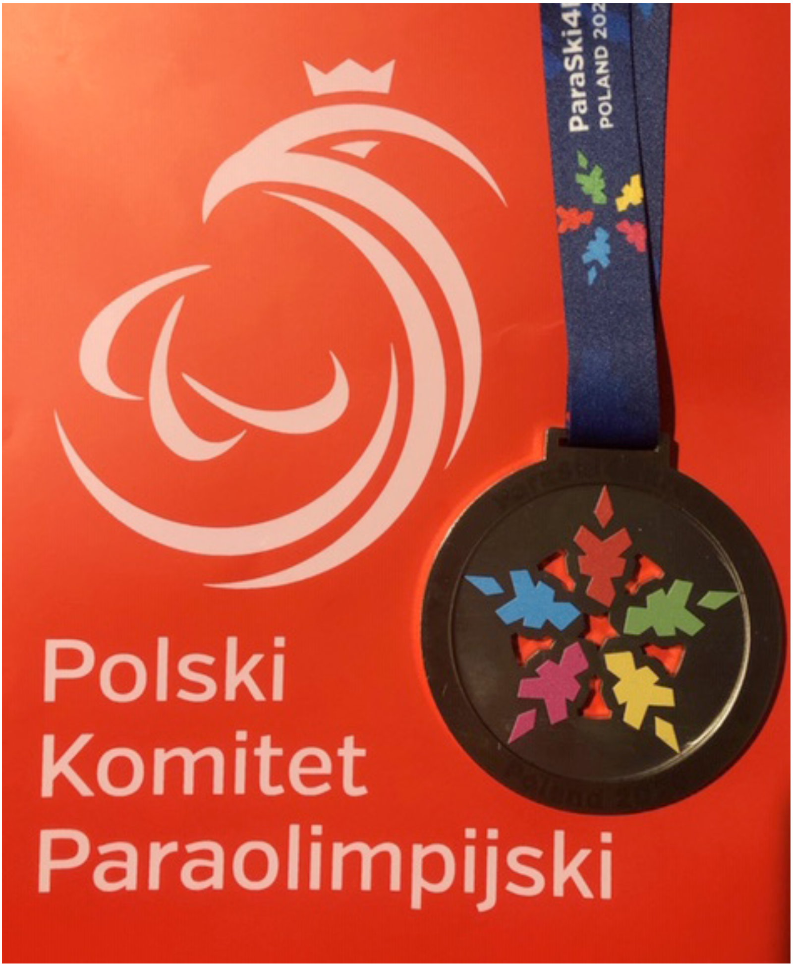 Logo Polskiego Komitetu Paraolimpijskiego w raz z medalem