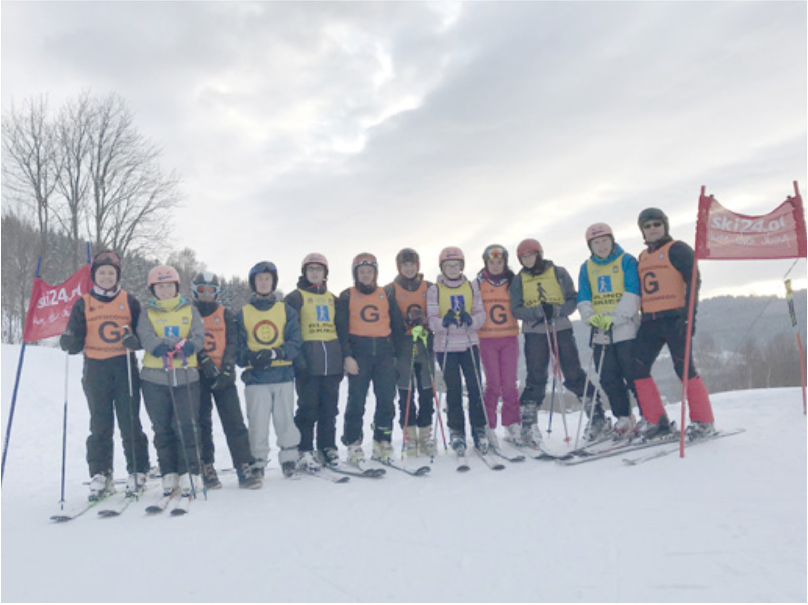 Grupa osób stojących na nartach