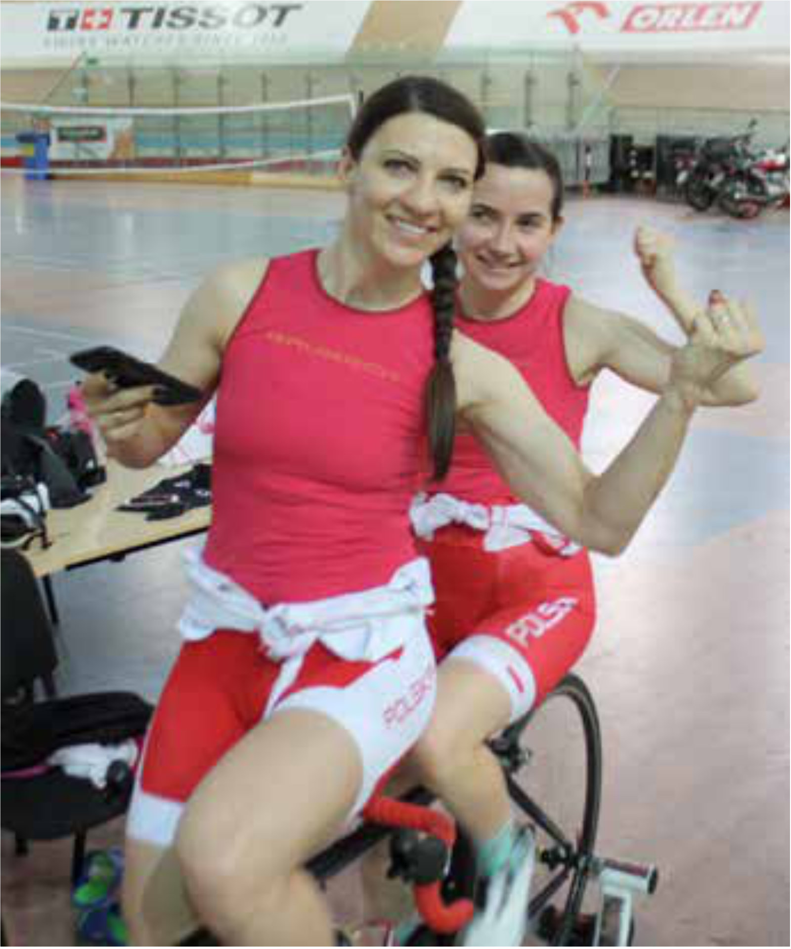 Dwie kobiety na rowerze