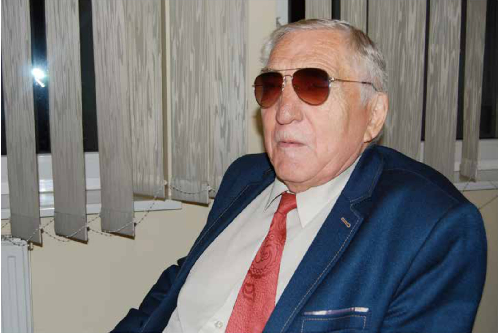 Mężczyzna w ciemnych okularach i marynarce