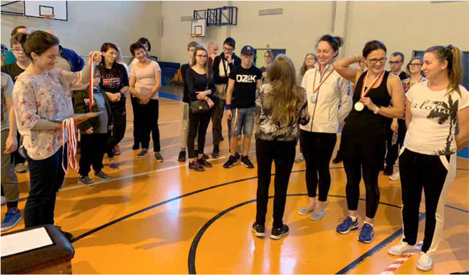 Grupa młodzieży na sali gimnastycznej