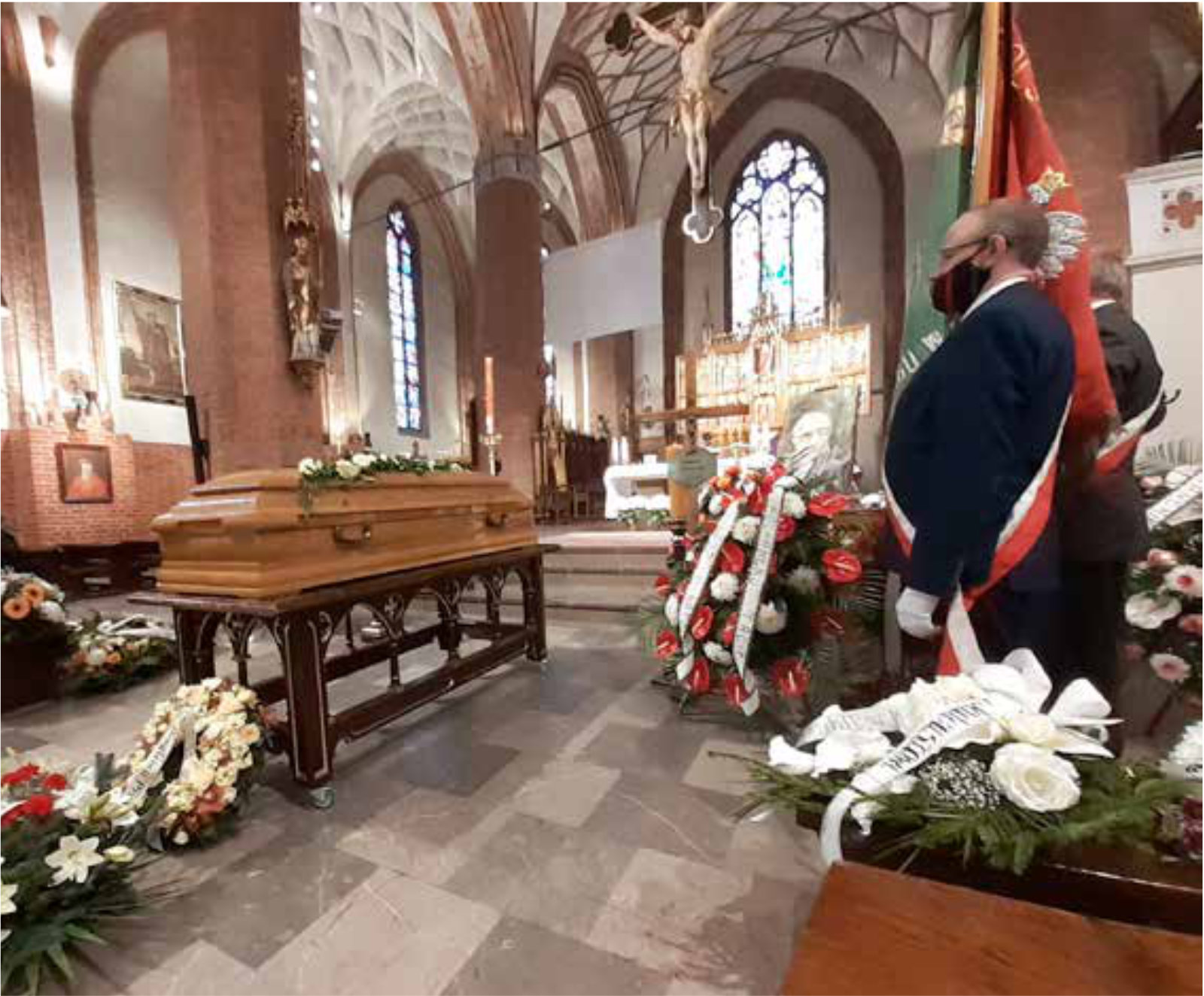 Nawa kościoła z wystawioną dtumną