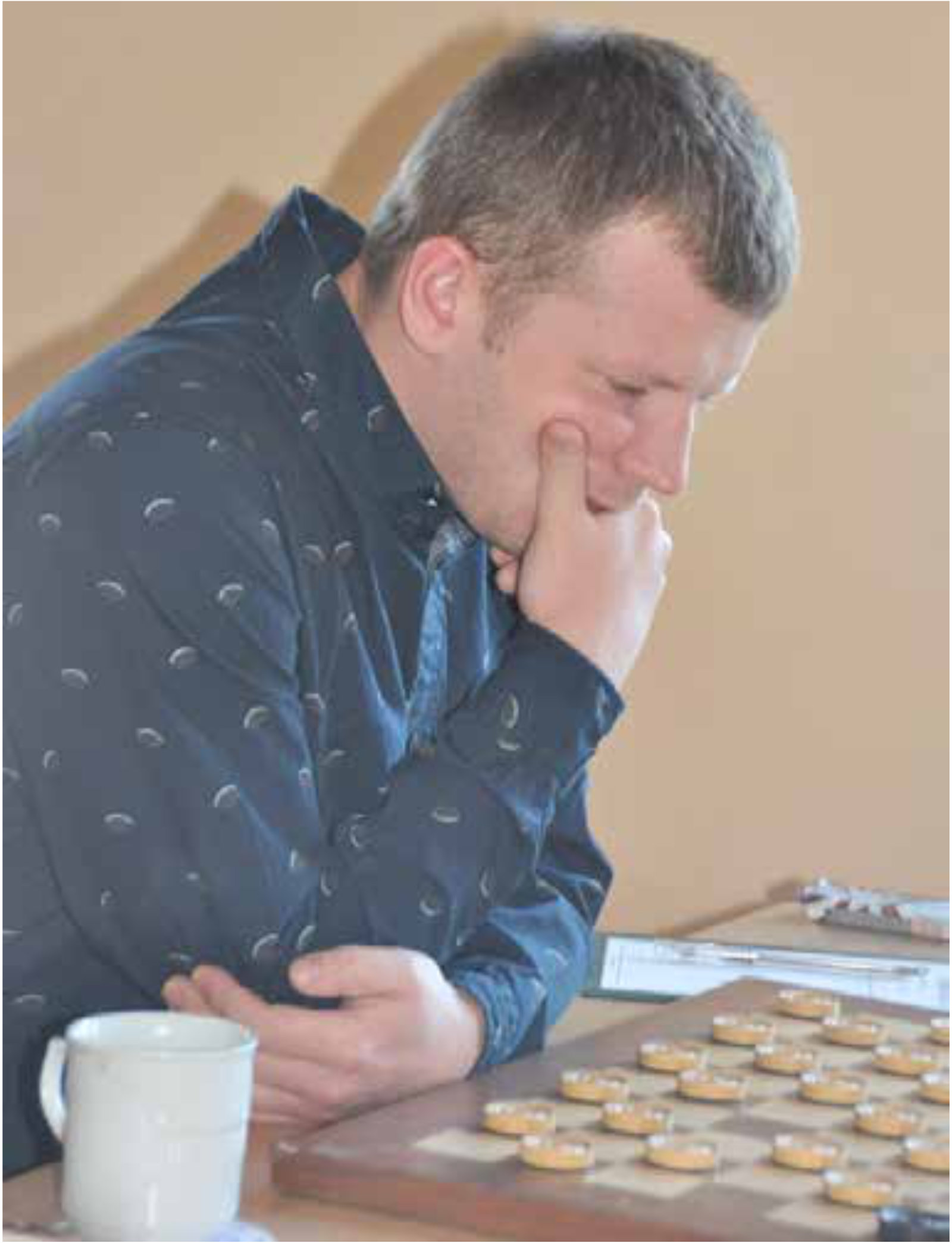 Mężczyzna przy warcabnicy