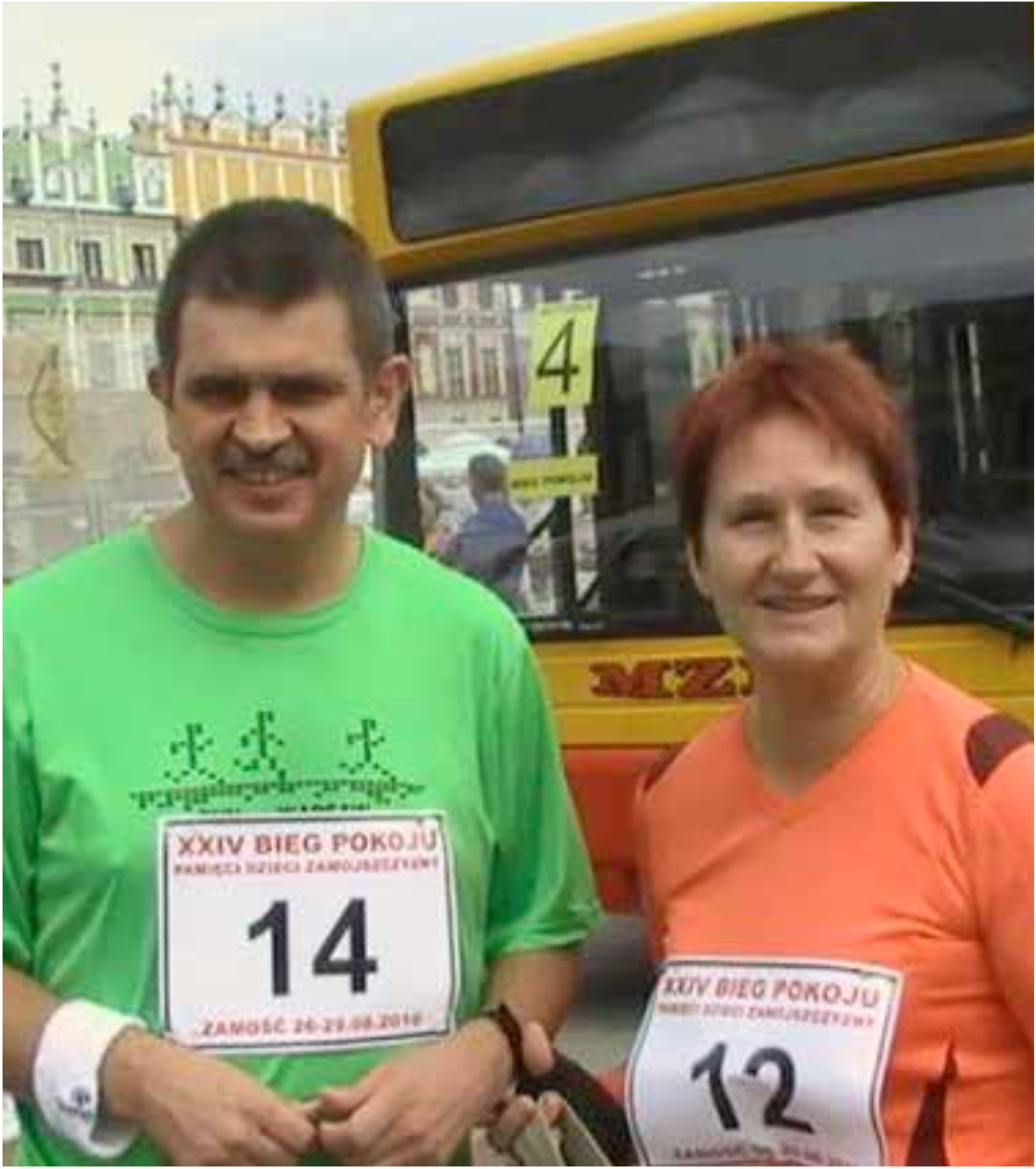 Kobieta i mężczyzna z numerami startowymi