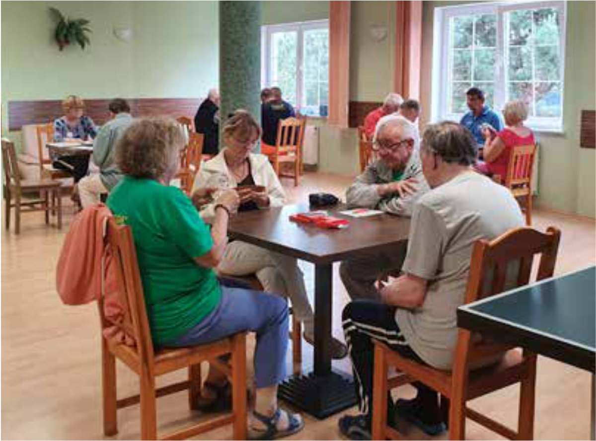 Osoby grające w karty przy stoliku