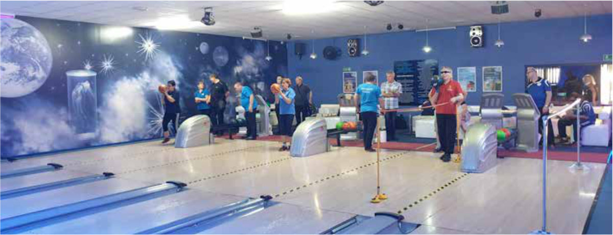 Grupa osób na torze bowlingowym