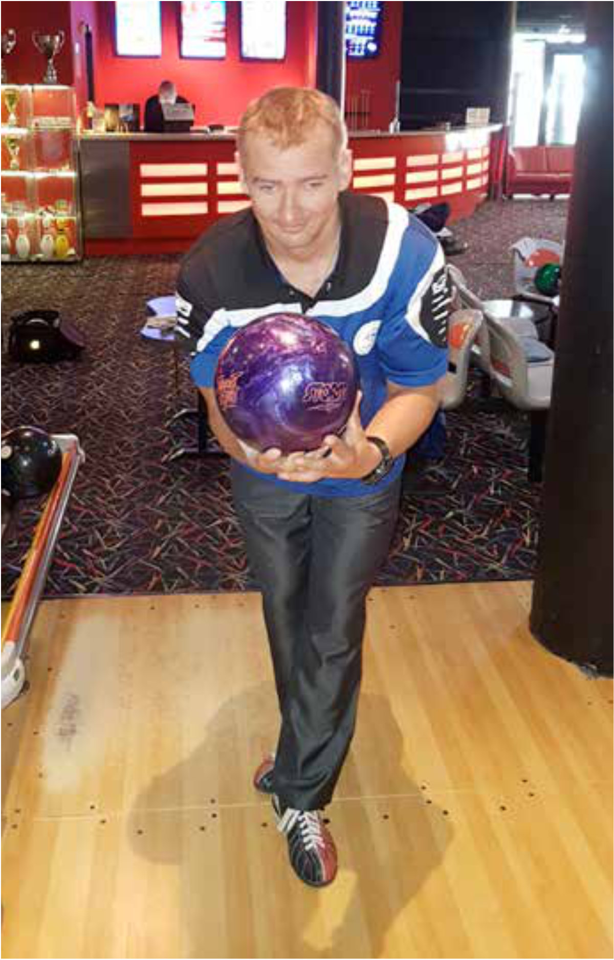 Mężczyzna na torze bowlingowym