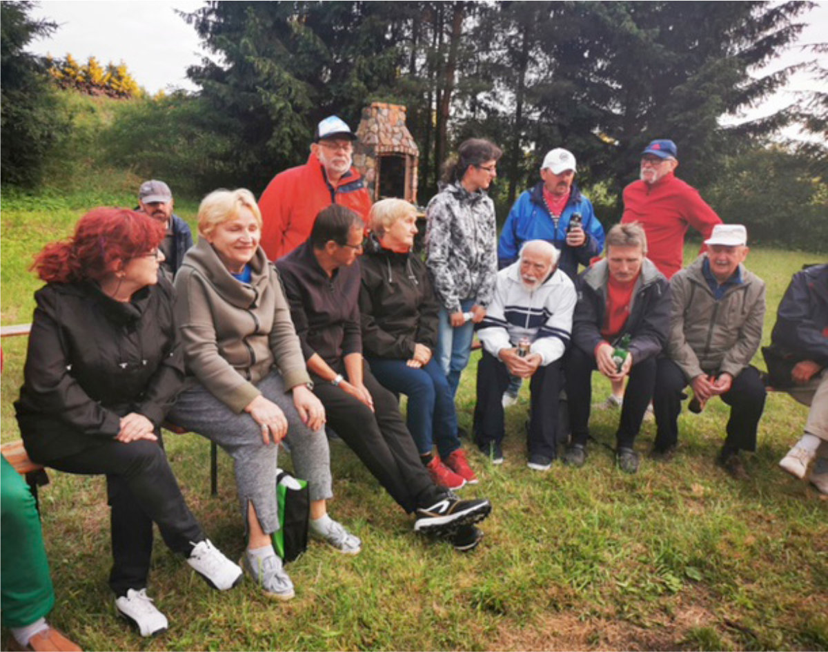 Grupa osó siedzących w okół ogniska