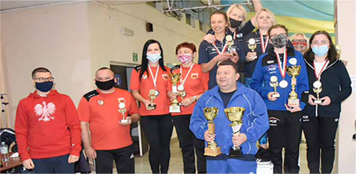 Grupa kobiet z pucharami i medalami