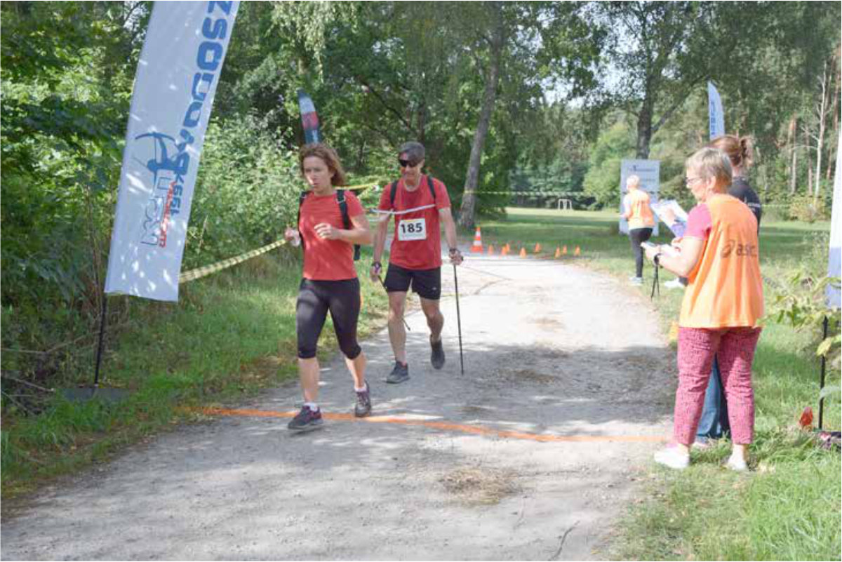 Mężczyźni z medalami i pucharami