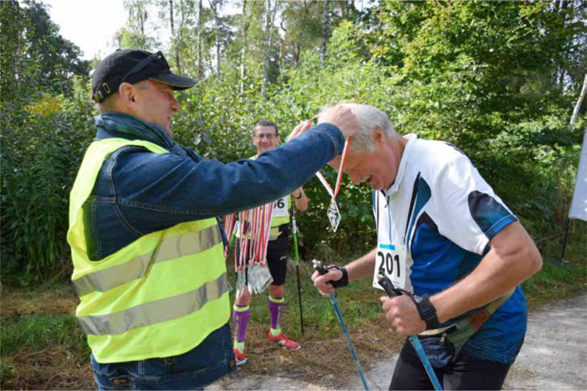 Mężczyźni z medalami i pucharami