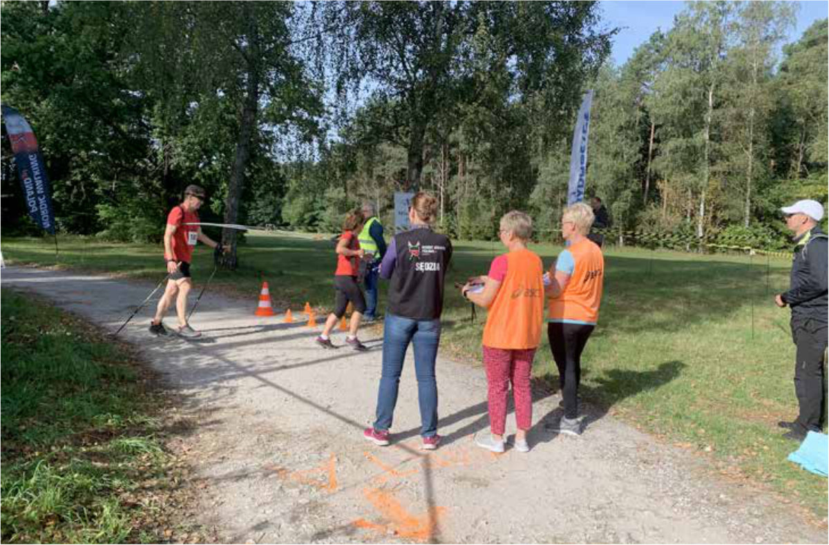 Mężczyźni z medalami i pucharami