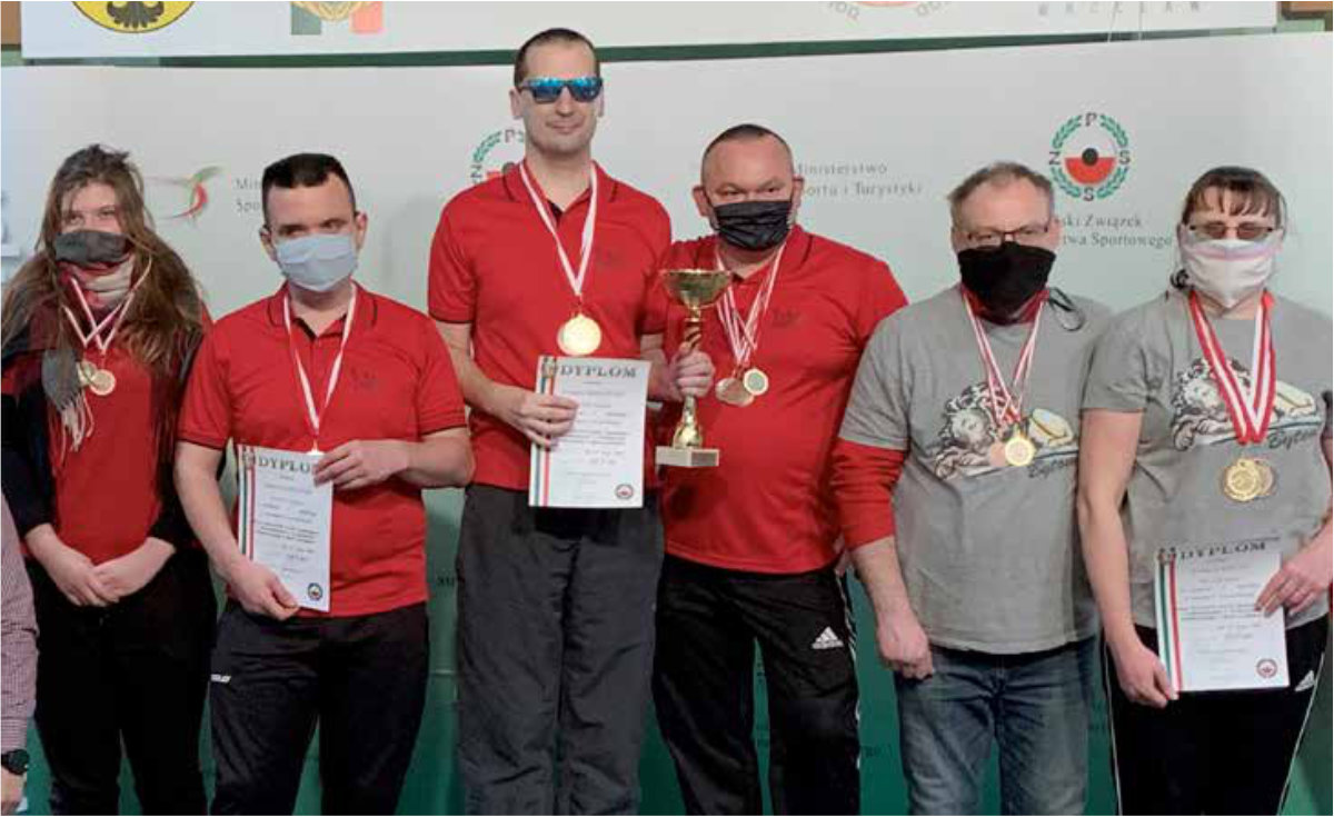 Osoby z dyplomami i medalami