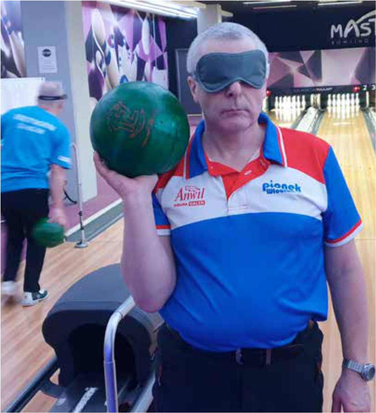 Mężczyzna z kulą bowlingową w ręku