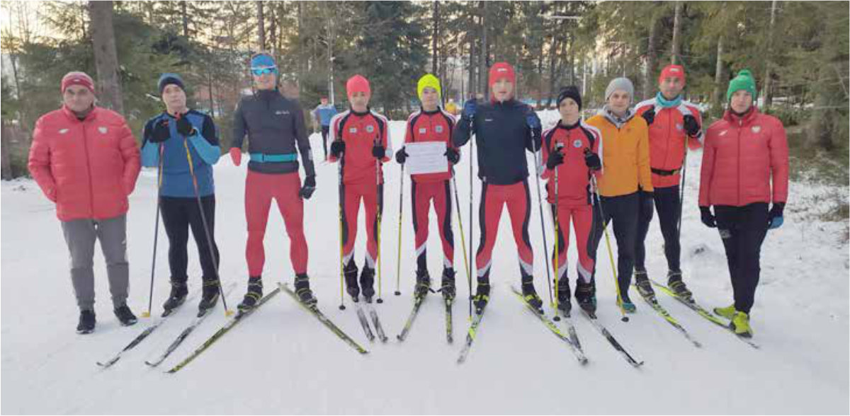 Grupa osób na nartach biegowych