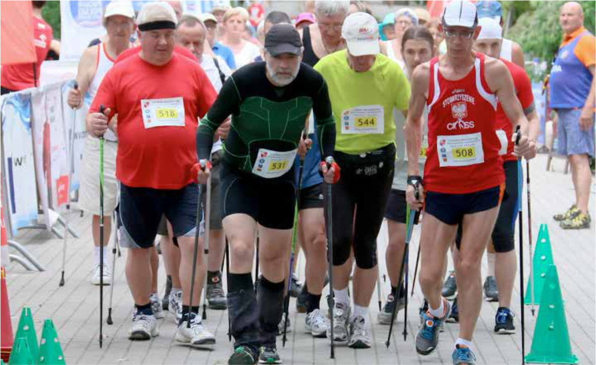 Mężczyźni biorący udział w zawodach nordic walking