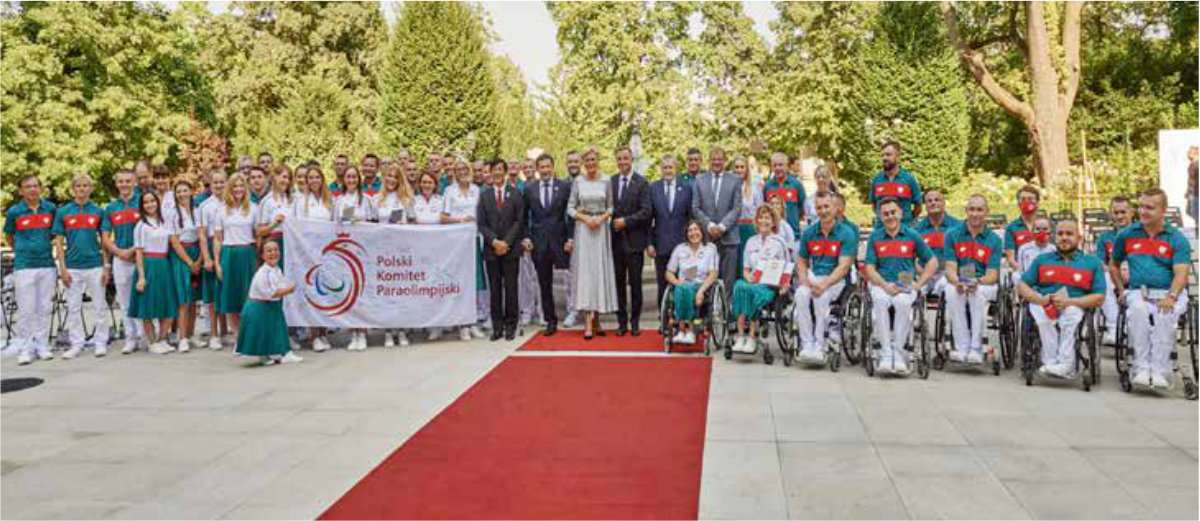 Kadra paraolimpijska pozuje do zdjęcia w ogrodzie prezydenckim