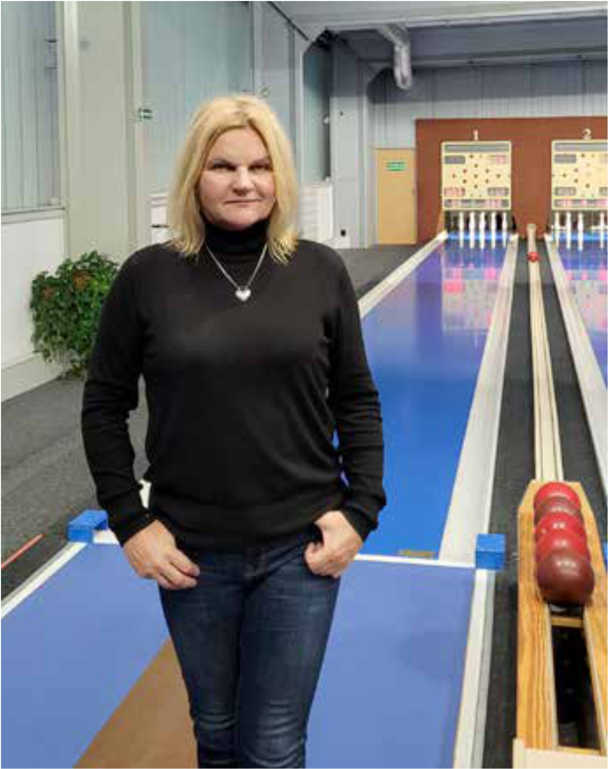 Joanna Staliś na pierwszym planie. W tle tor bowlingowy