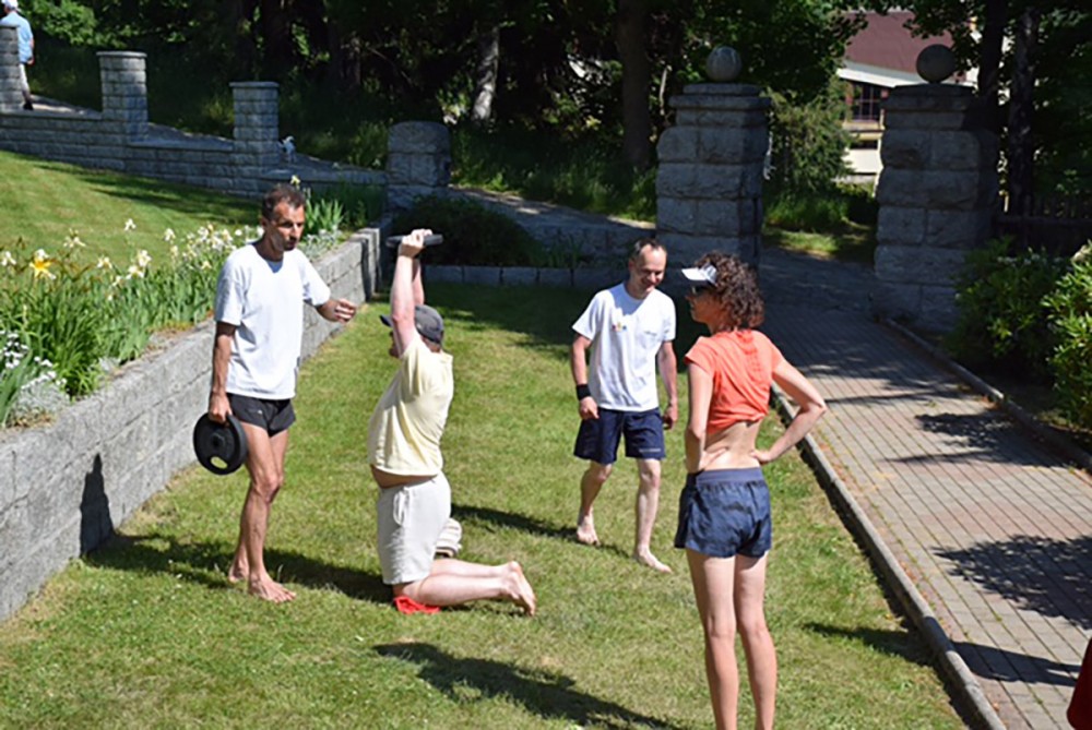 Osoby ćwiczą