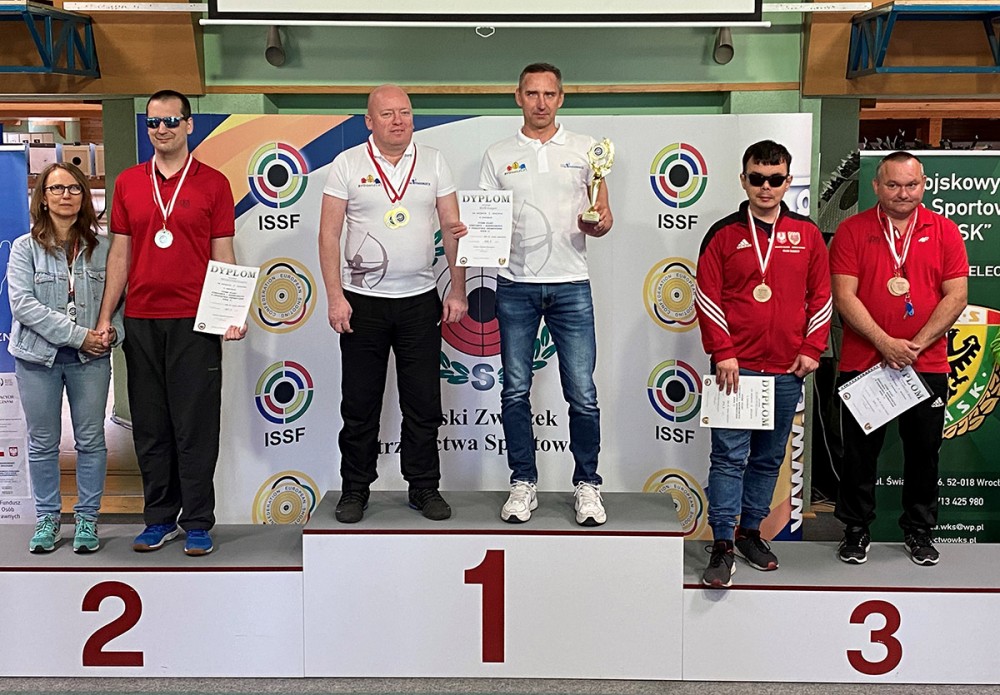 Osoby z medalami na podium