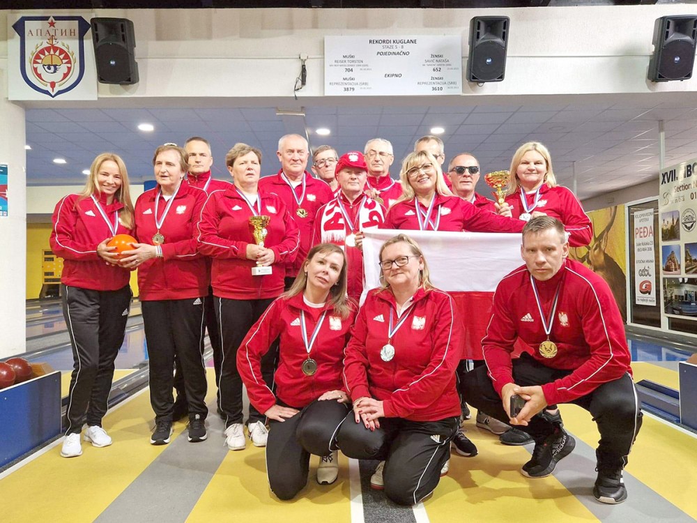 Grupa osób z medalami i pucharami