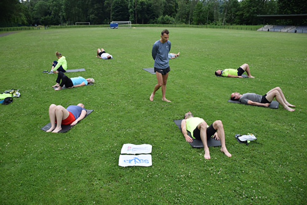 Osoby ćwiczące na trawie