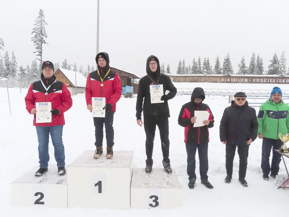 Grupa osób na podium