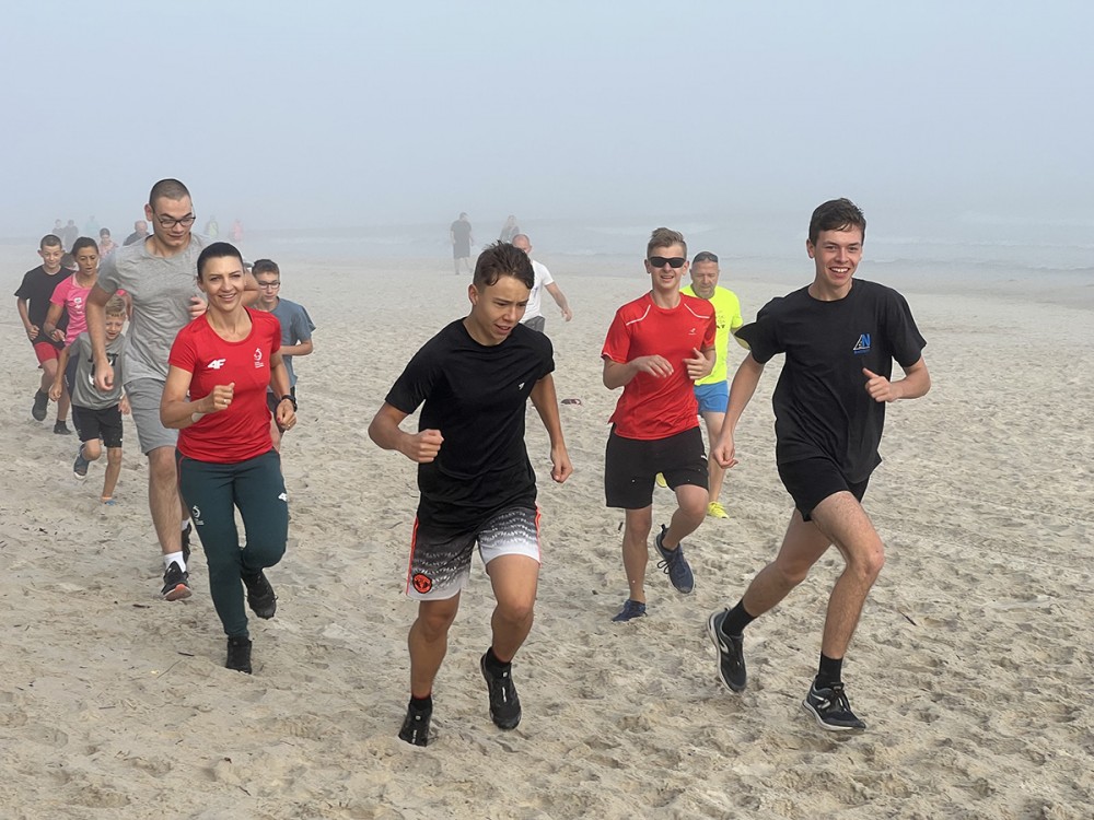 grupa osób na plaży