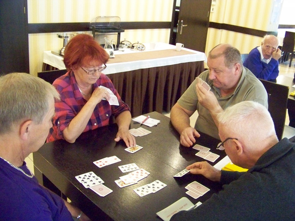 grupa osób grajca w kartz