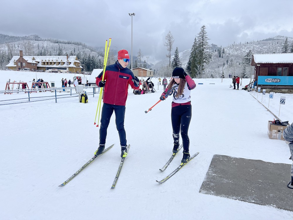 dwie osoby na nartach