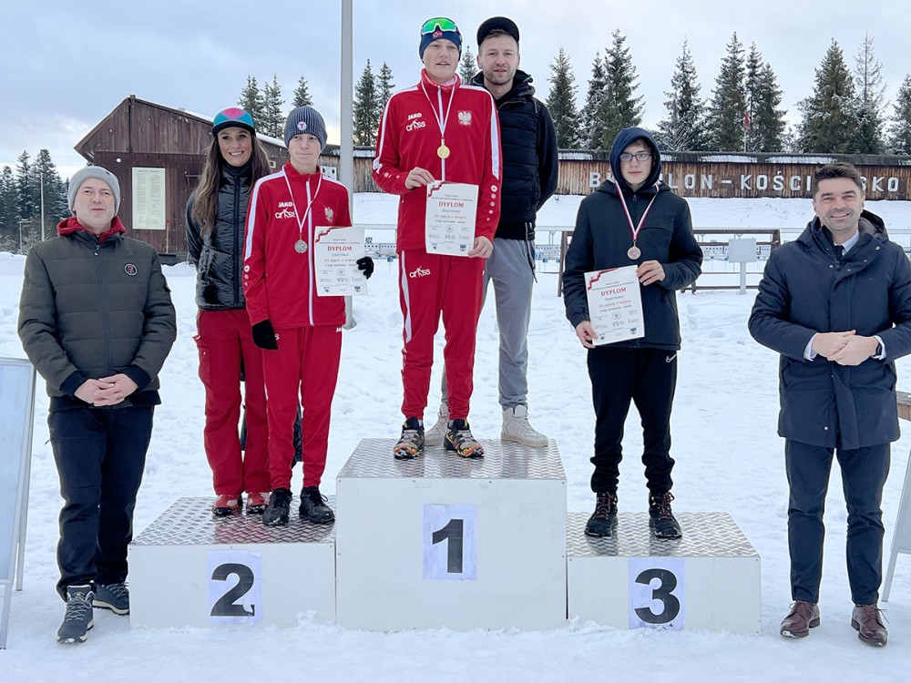 osoby na podium z medalami