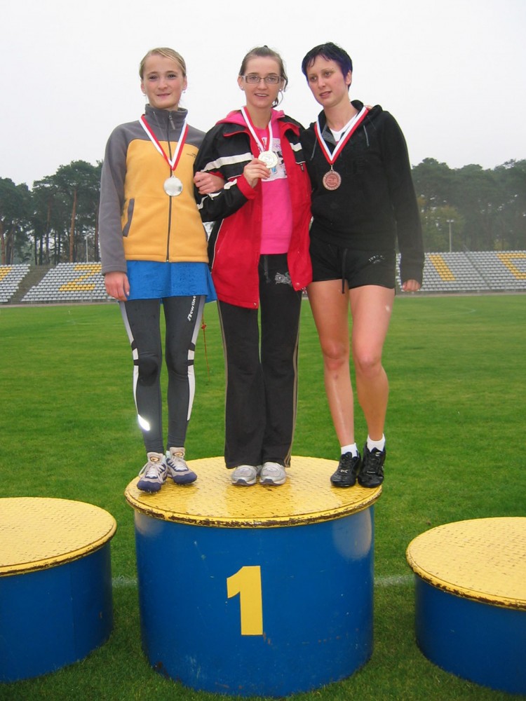 grupa osób na podium z medalami