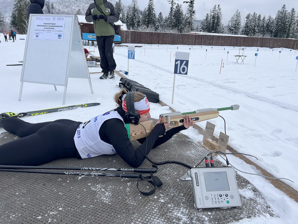 osoba leżąca z bronią w rękach