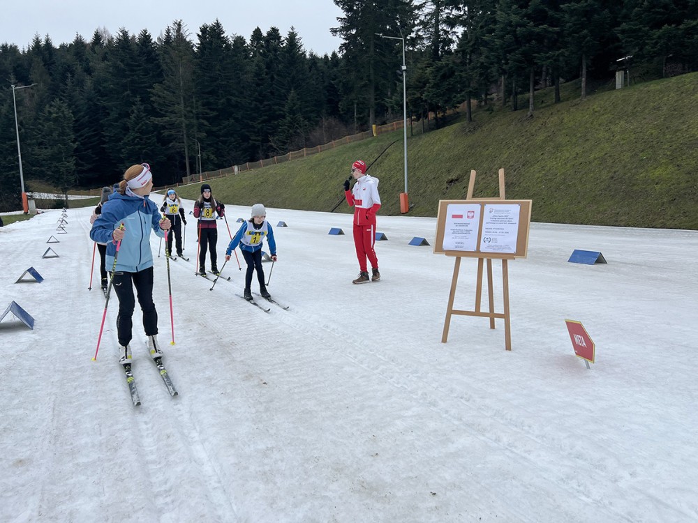 grupa osób na nartach