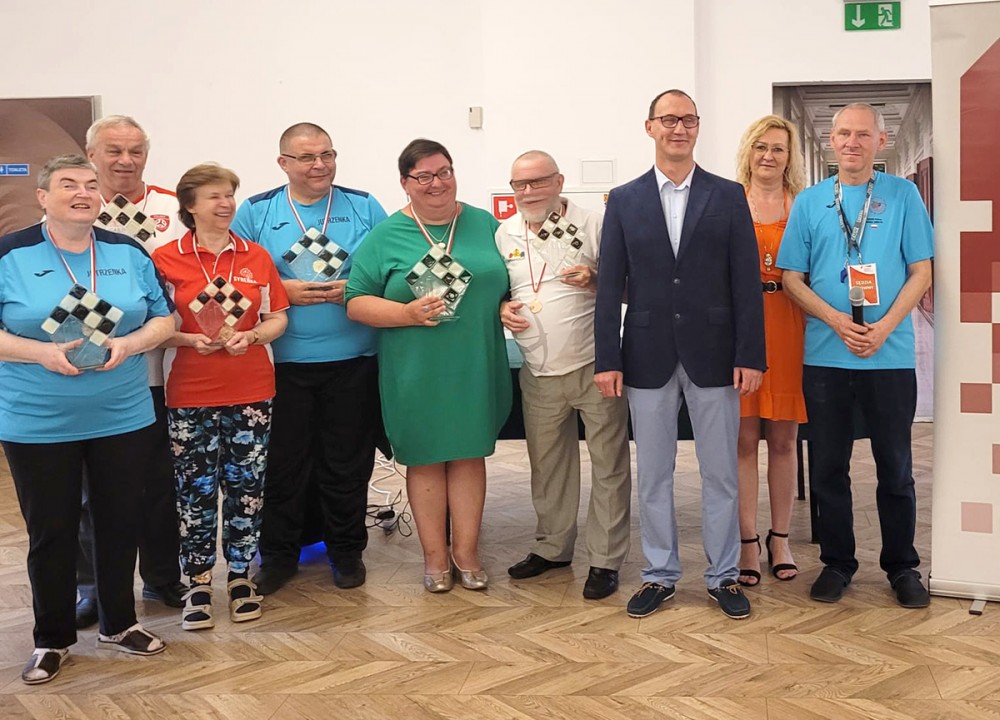 grupa osób ze statułetkami