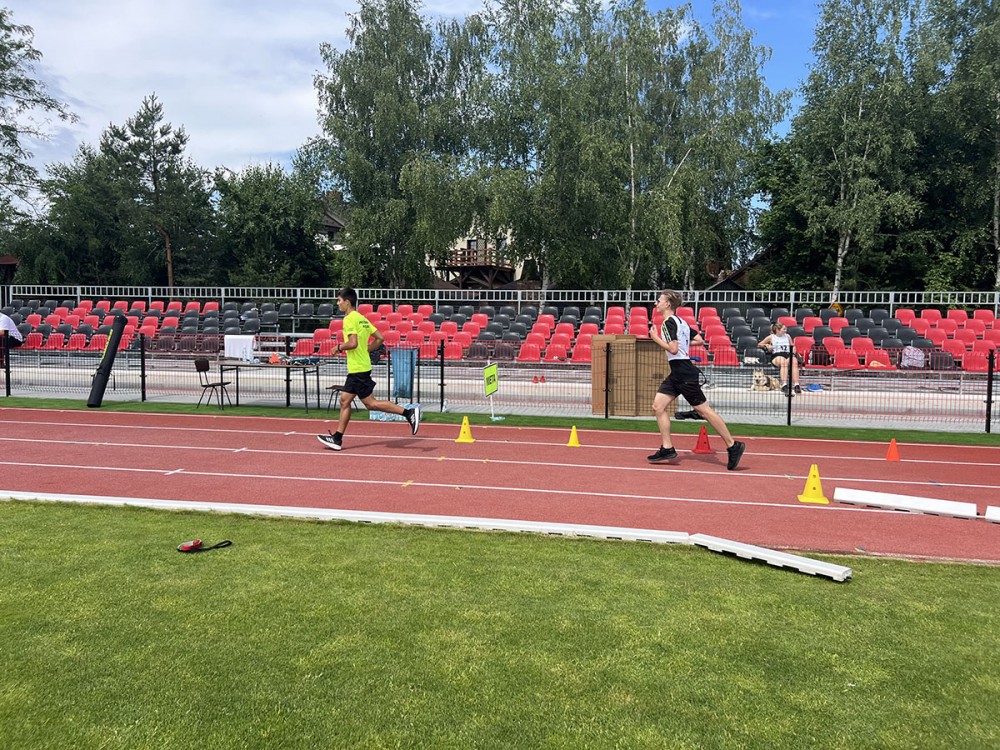 grupa osób na stadionie