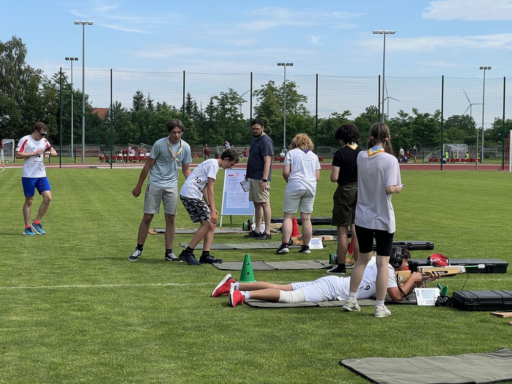 osoby na stadionie strzelające leżąc