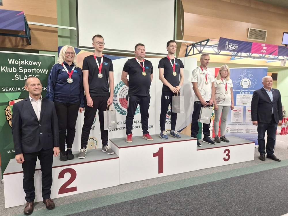 grupa osób na podium