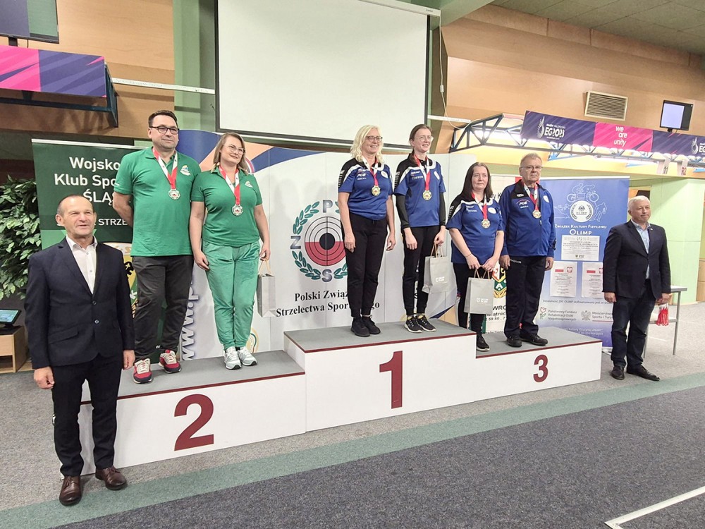 grupa osób na podium z medalami
