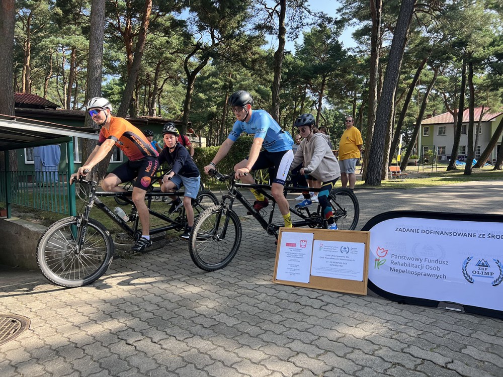 grupa osób na rowerach