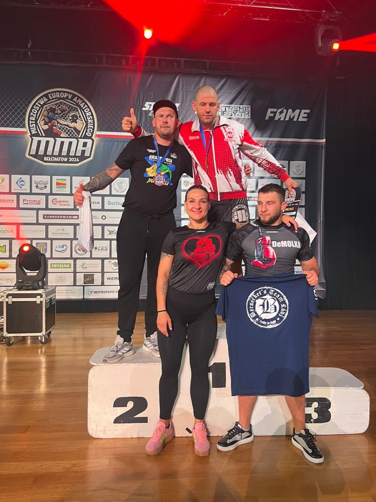 grupa osób na podium