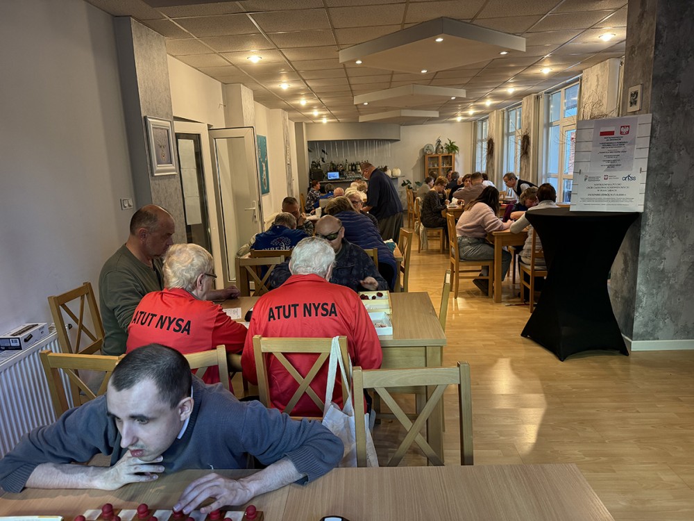 grupa osób na sali gry